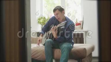 男子吉他手演奏音乐由木制声学吉他。 男子演奏声吉他关闭慢生活方式运动视频